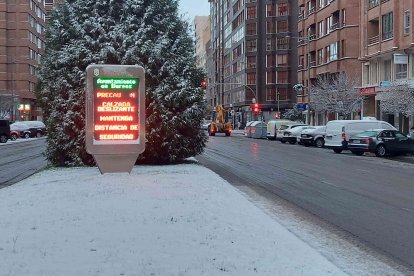 Se pide precaución a los conductores desde las pantallas de tráfico de la ciudad de Burgos. L. G. L.