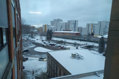 La capital burgalesa ha amanecido nevada. L. G. L.