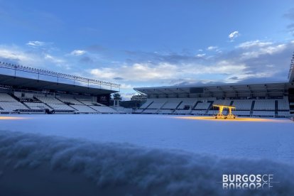 Así amaneció el césped del estadio municipal de El Plantío. BURGOS CF