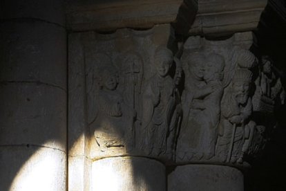 El caminar del sol sobre el capitel de la Anunciación. I. L. M.