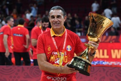 Scariolo, con la Copa.