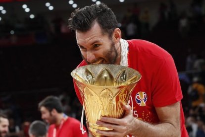 Rudy Fernández, feliz con la Copa.