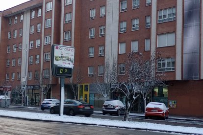 Un termómetro marca cero grados en la capital burgalesa. N. E.