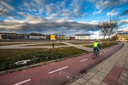 El llamado popularmente como 'parque de los ochos', al que el bipartito pretende trasladar las barracas pese a la oposición de los vecinos de la zona. TOMÁS ALONSO