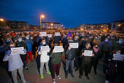 Primera reunión en el 'parque de los ochos' de los vecinos, convocados portal a portal para protectar por la imposición municipal y planear las acciones de protesta. TOMÁS ALONSO