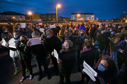 Primera reunión en el 'parque de los ochos' de los vecinos, convocados portal a portal para protectar por la imposición municipal y planear las acciones de protesta. TOMÁS ALONSO