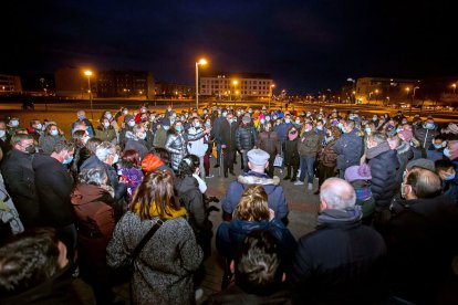 Primera reunión en el 'parque de los ochos' de los vecinos, convocados portal a portal para protectar por la imposición municipal y planear las acciones de protesta. TOMÁS ALONSO
