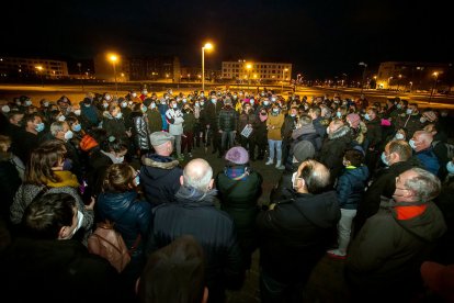 Primera reunión en el 'parque de los ochos' de los vecinos, convocados portal a portal para protectar por la imposición municipal y planear las acciones de protesta. TOMÁS ALONSO