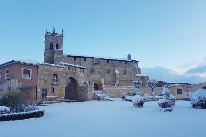 La nevada en Villegas ha cubierto toda la plaza d ela localidad. AMIGOS DE VILLAMORÓN