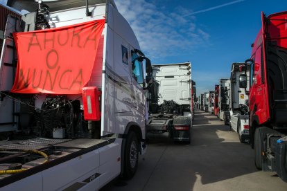 El transporte se moviliza por la subida del combustible. TOMÁS ALONSO