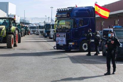 El transporte se moviliza por la subida del combustible. TOMÁS ALONSO