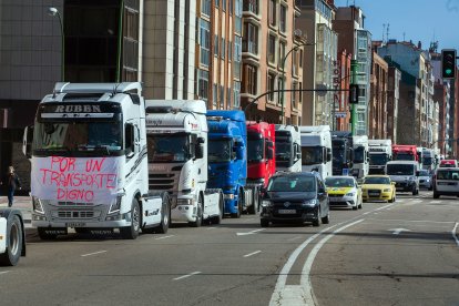 El transporte se moviliza por la subida del combustible. TOMÁS ALONSO