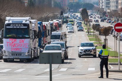 El transporte se moviliza por la subida del combustible. TOMÁS ALONSO