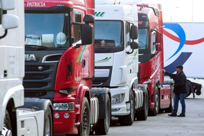El transporte se moviliza por la subida del combustible. TOMÁS ALONSO