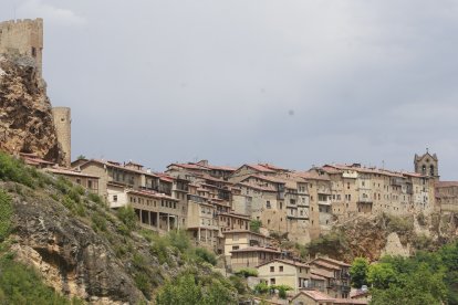 Vista general de Frías, con el castillo y las casas colgantes. RAÚL G. OCHOA