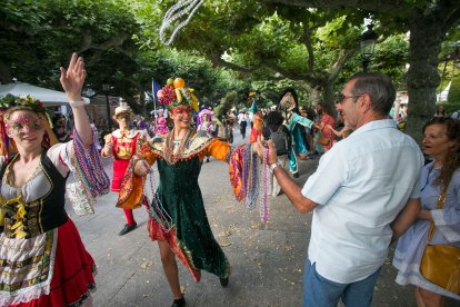 Impresionante desfile de los grupos participantes por el casco histórico. TOMÁS ALONSO