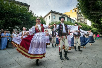 Impresionante desfile de los grupos participantes por el casco histórico. TOMÁS ALONSO