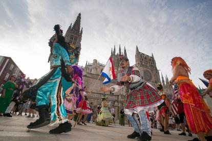 Impresionante desfile de los grupos participantes por el casco histórico. TOMÁS ALONSO