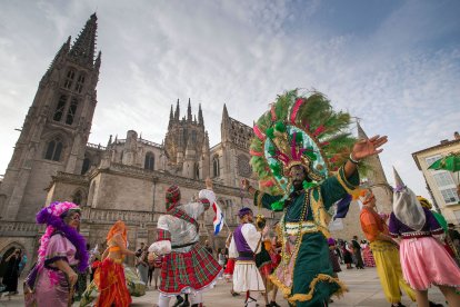 Impresionante desfile de los grupos participantes por el casco histórico. TOMÁS ALONSO