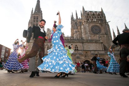 Impresionante desfile de los grupos participantes por el casco histórico. TOMÁS ALONSO