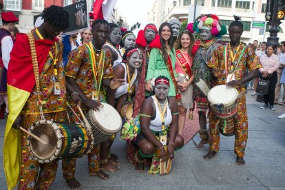 Impresionante desfile de los grupos participantes por el casco histórico. TOMÁS ALONSO
