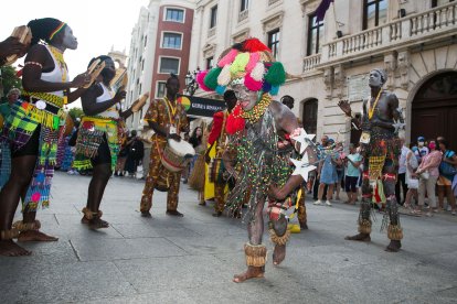 Impresionante desfile de los grupos participantes por el casco histórico. TOMÁS ALONSO