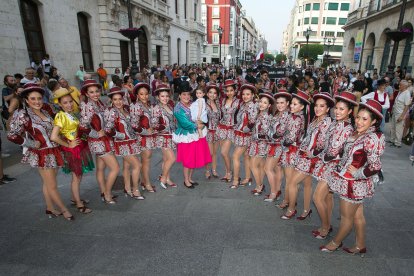 Impresionante desfile de los grupos participantes por el casco histórico. TOMÁS ALONSO