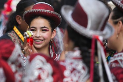 Impresionante desfile de los grupos participantes por el casco histórico. TOMÁS ALONSO