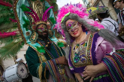Impresionante desfile de los grupos participantes por el casco histórico. TOMÁS ALONSO