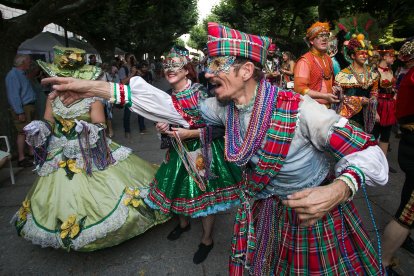 Impresionante desfile de los grupos participantes por el casco histórico. TOMÁS ALONSO