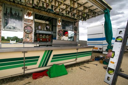 El montaje de las barracas ya ha comenzado en la calle Laredo. TOMÁS ALONSO