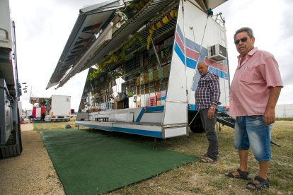 El montaje de las barracas ya ha comenzado en la calle Laredo. TOMÁS ALONSO