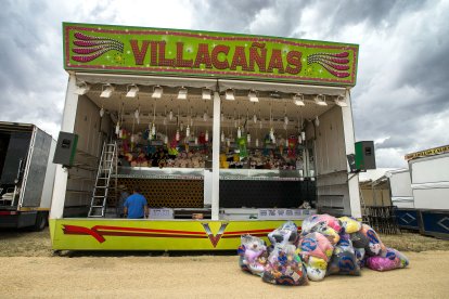 El montaje de las barracas ya ha comenzado en la calle Laredo. TOMÁS ALONSO