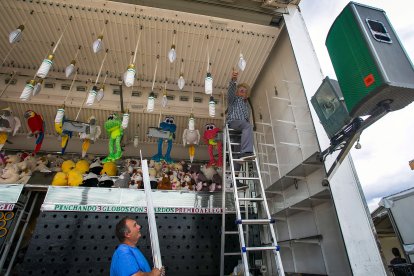 El montaje de las barracas ya ha comenzado en la calle Laredo. TOMÁS ALONSO