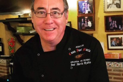 José María es el dueño del asador José María; un establecimiento centrado en lechazos, carnes y pescados. Mención especial merecen sus cangrejos.