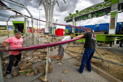 El montaje de las barracas ya ha comenzado en la calle Laredo. TOMÁS ALONSO