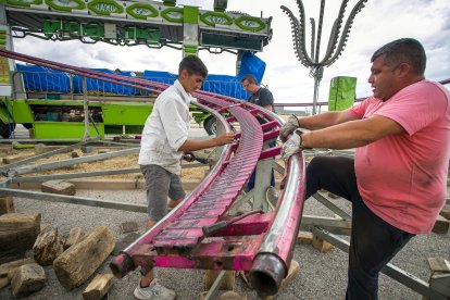 El montaje de las barracas ya ha comenzado en la calle Laredo. TOMÁS ALONSO