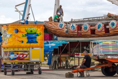 El montaje de las barracas ya ha comenzado en la calle Laredo. TOMÁS ALONSO