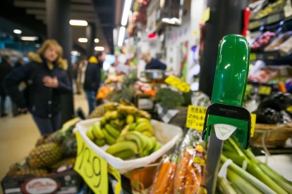 Frutería en el Mercado de Gamonal. TOMÁS ALONSO