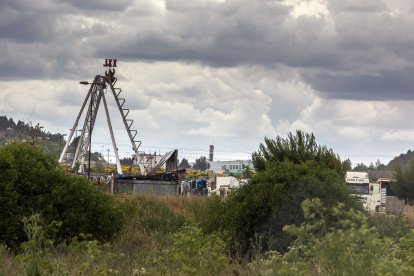 El montaje de las barracas ya ha comenzado en la calle Laredo. TOMÁS ALONSO