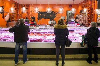 Varios clientes esperan para ser atendidos en una carnicería. TOMÁS ALONSO