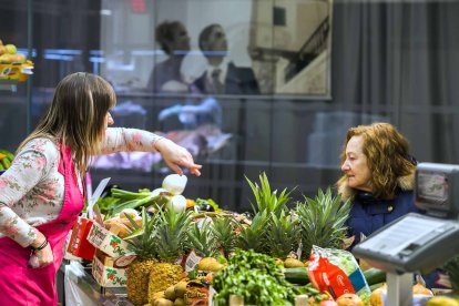 Actividad en la frutería. TOMÁS ALONSO