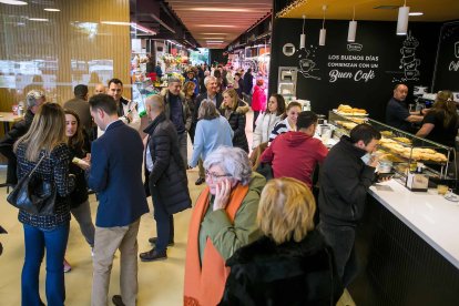 La visita municipal terminó en la cafetería. TOMÁS ALONSO