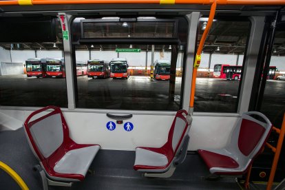 Vista de varios autobuses de la flota municipal, en las cocheras de la carretera de Poza, para el mantenimiento. TOMÁS ALONSO