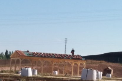 Pérgola que se está instalando dentro del proyecto.