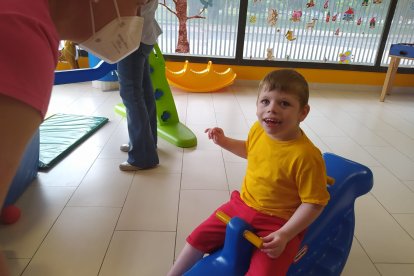 Lucas se divierte en un balancín. ECB