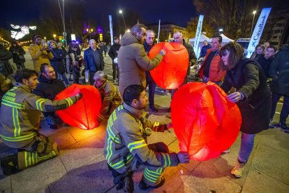 Bomberos y voluntarios a punto de lanzar tres farolillos al aire. TOMÁS ALONSO