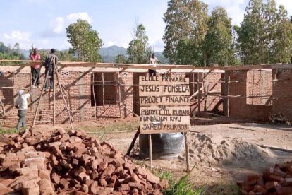 Las obras del orfanato del proyecto Rubare en la isla de Idwji del Congo.