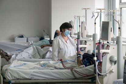 Una sanitaria habla con un paciente. TOMÁS ALONSO
