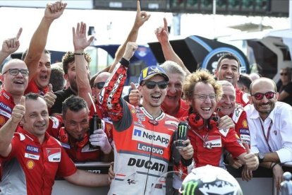 Claudio Domenicali, jefe Ducati y hombre decisivo para que Jorge Lorenzo no renovase su contrato y acabase en el equipo Repsol Honda, celebra, con camisa blanca y gafas de sol, la 'pole' del mallorquín ee Misano.